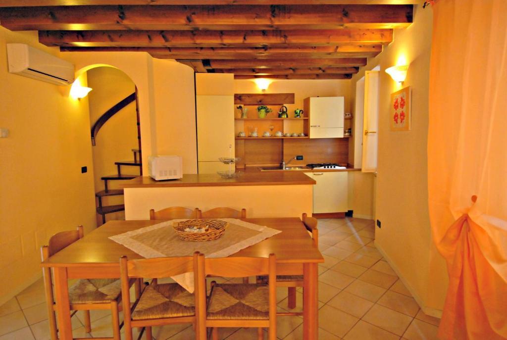 The Flowers Apartments 2 Desenzano del Garda Room photo